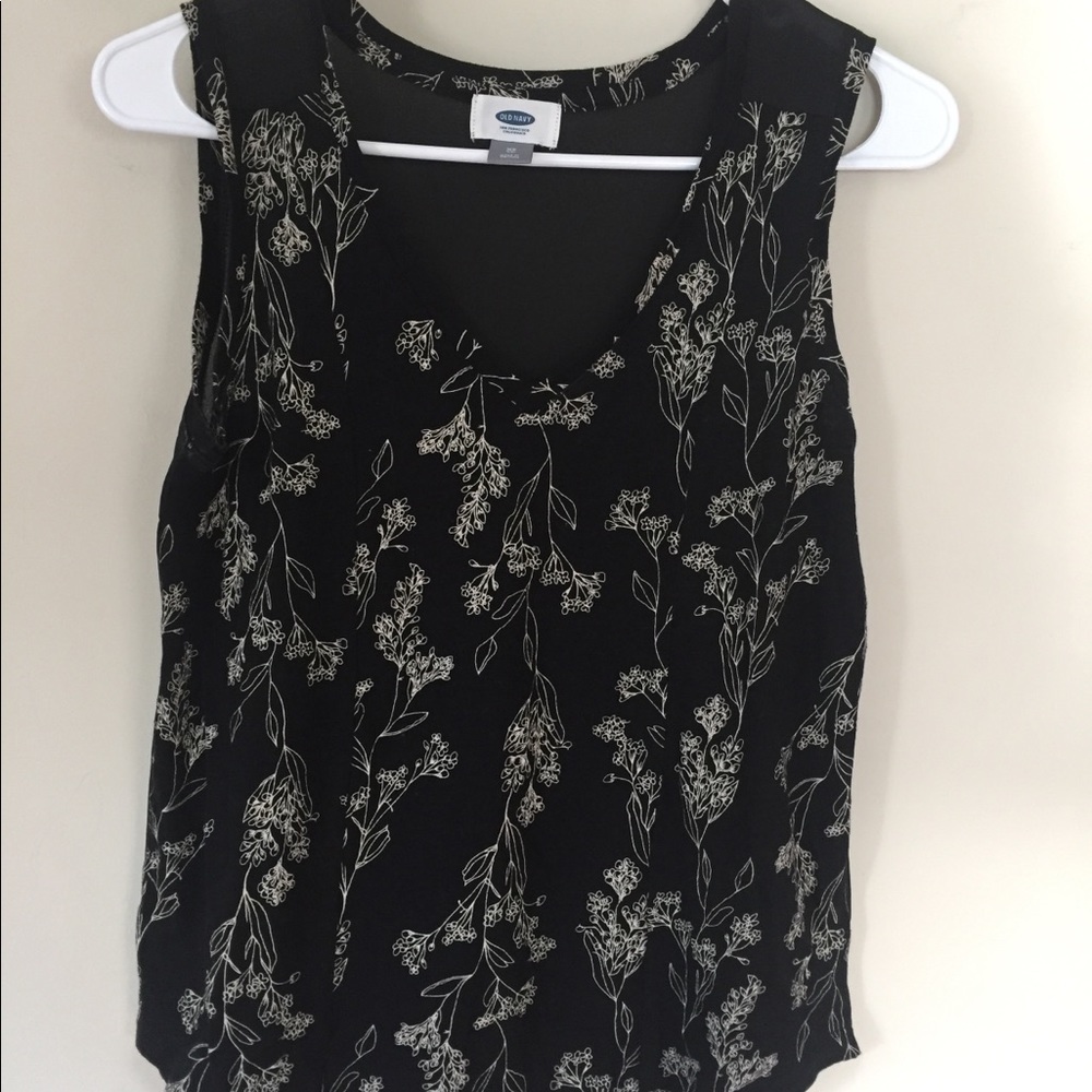 Of navy tank top